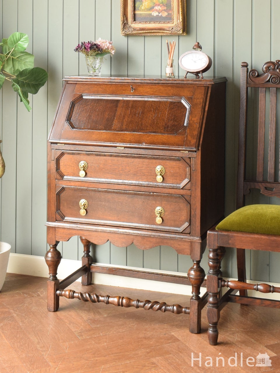 英国アンティークの書斎机、長い猫脚のライティングビューロー(i-035-f