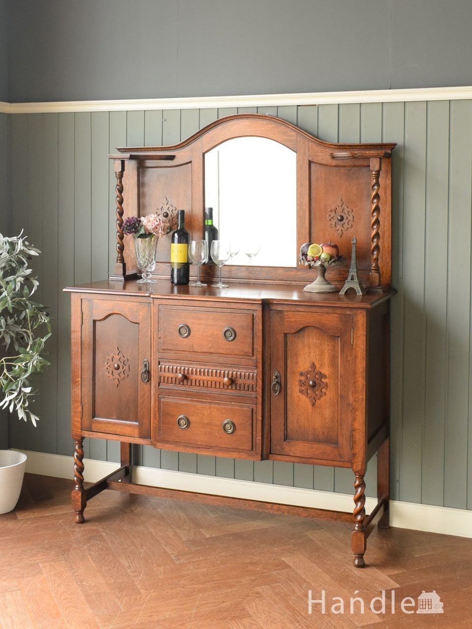 フランスらしい彫りが美しいキャビネット、ホワイトペイントの