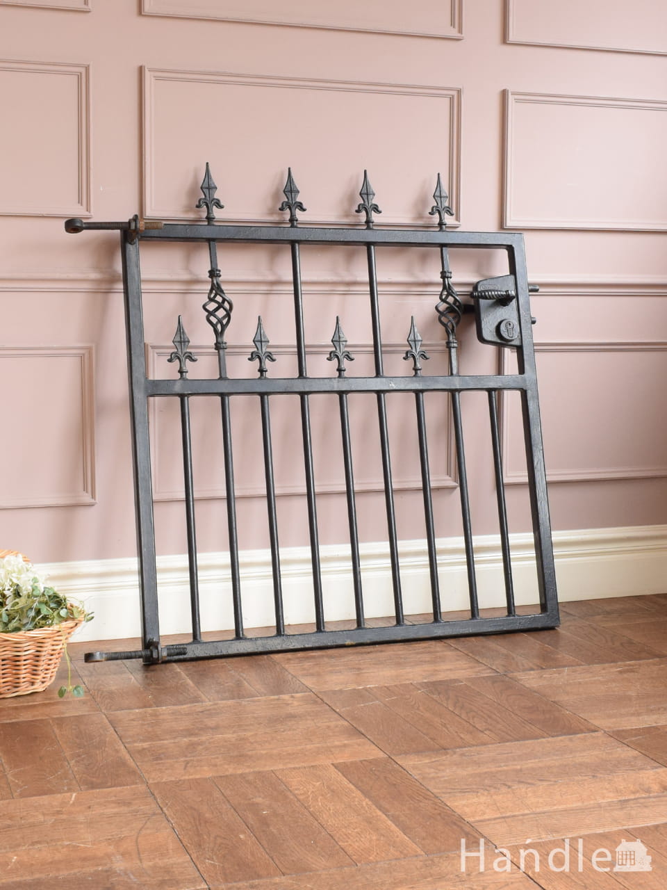 イギリスで見つけためずらしいアンティーク家具、暖炉の前で使う