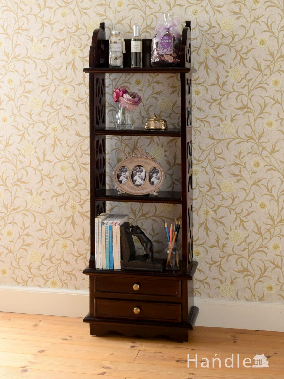 アンティーク風のおしゃれな本棚、透かし彫りが美しいオープンシェルフ