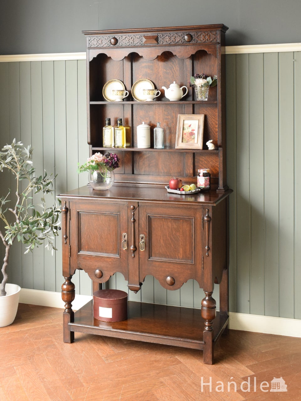 イギリスのアンティークのオープンシェルフ、お部屋の角にピタっと