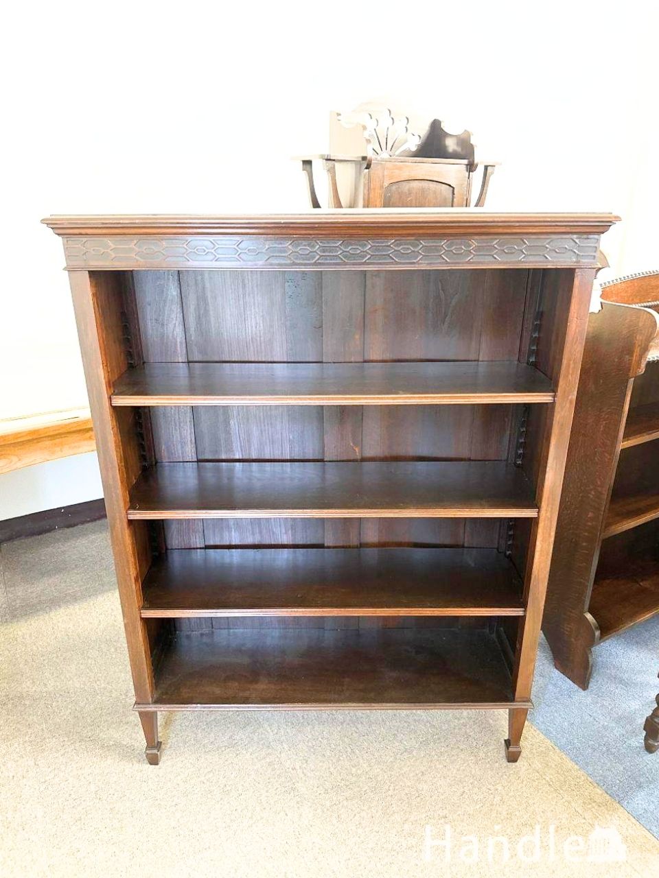 トップの装飾がフランスらしい、アンティークのオープンシェルフ