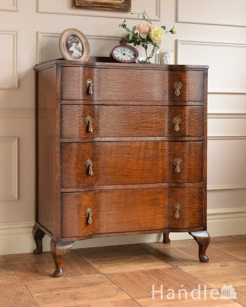 英国スタイルのインテリアに、たっぷり収納できるアンティーク4段