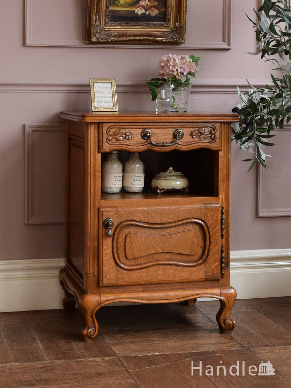 英国の高級家具メーカーが造り上げたアンティークスモールキャビネット