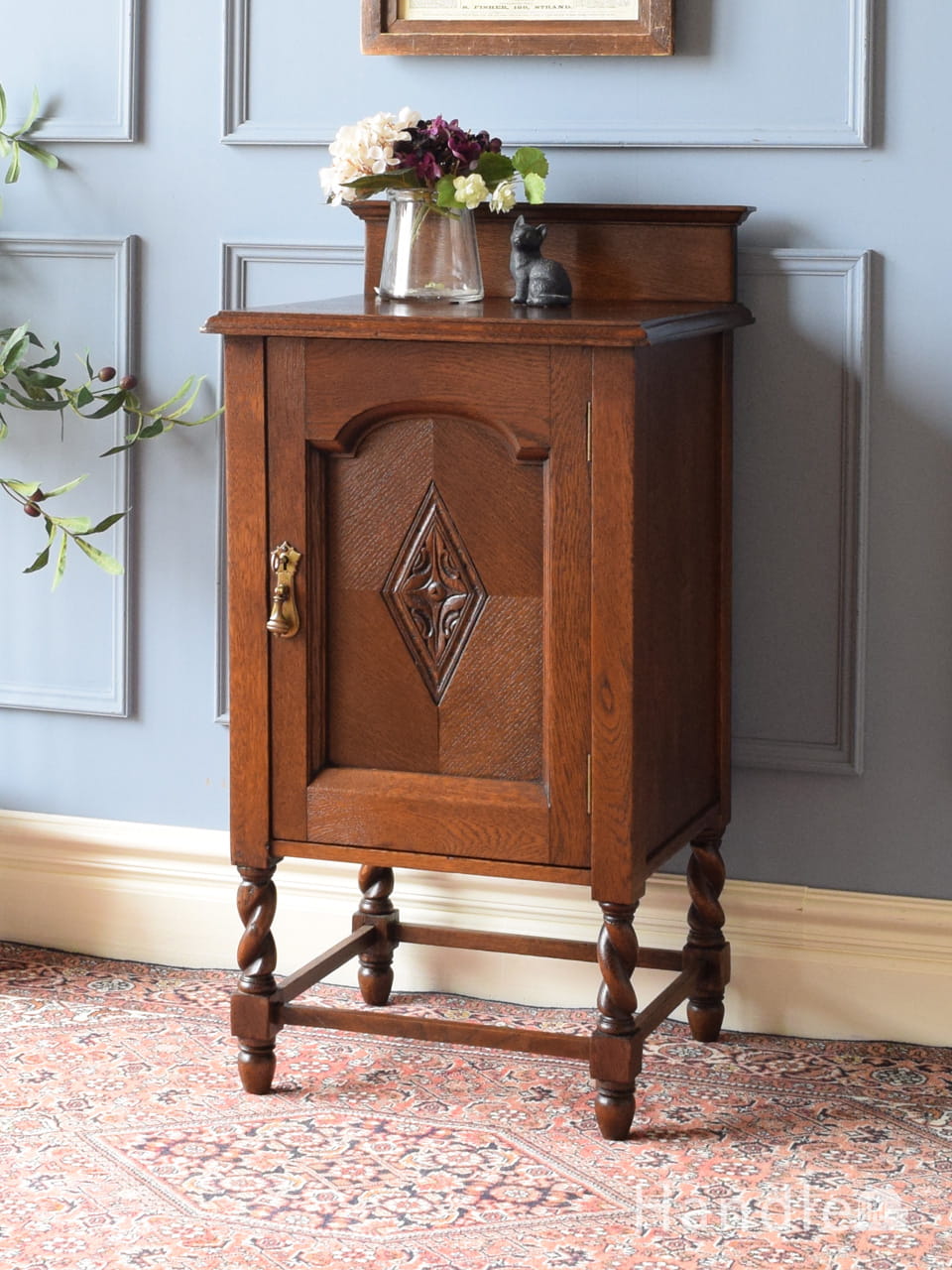 英国の高級家具メーカーが造り上げたアンティークスモールキャビネット