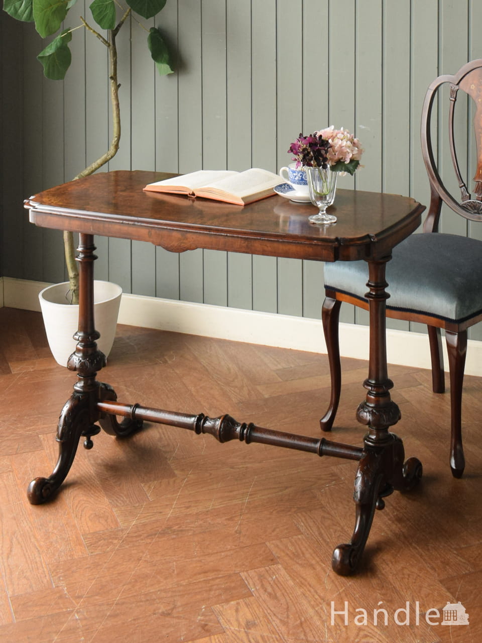 イギリスの華やかなアンティークのティーテーブル、優雅な猫脚のサイド