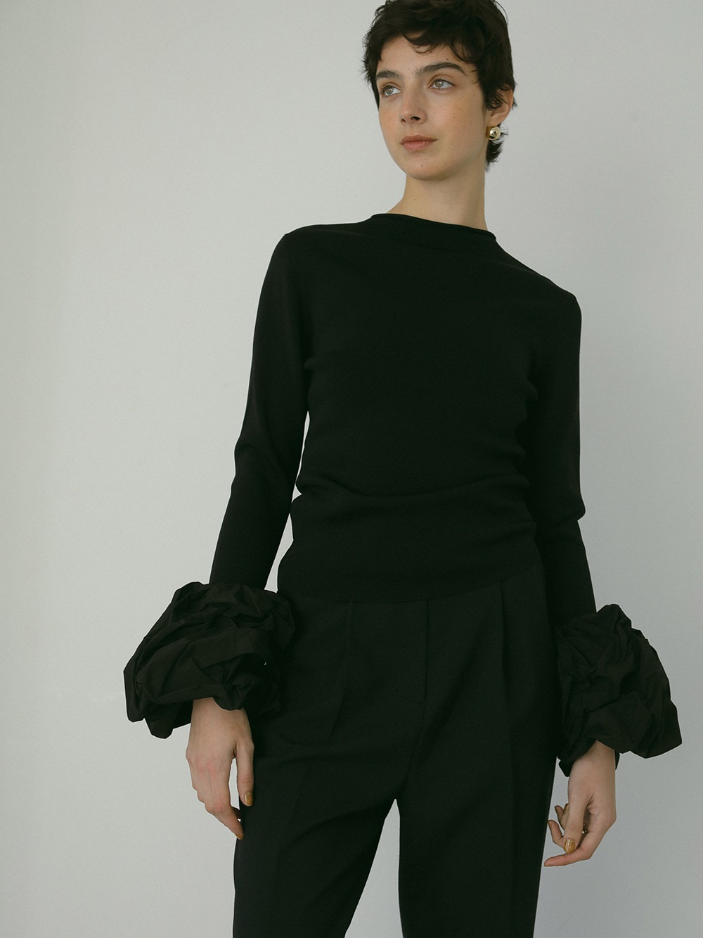 ボリュームスリーブニットトップス | Knit | HER. Online Store