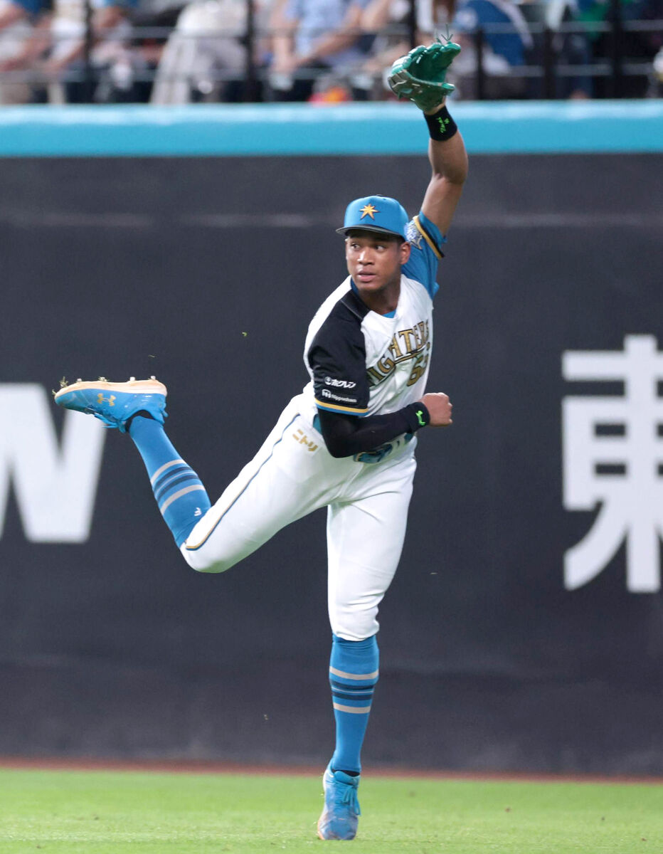 日本ハム】万波中正が「弾丸レーザー」で圧巻の補殺！エスコンは