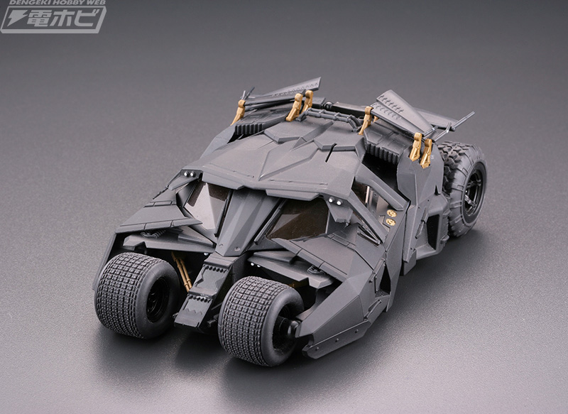 バットモービル「タンブラー」がゴッサム・シティをイメージした豪華