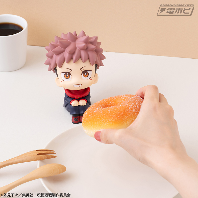 TVアニメ『呪術廻戦』ニカっと笑う虎杖悠仁、控えめな笑みを浮かべる