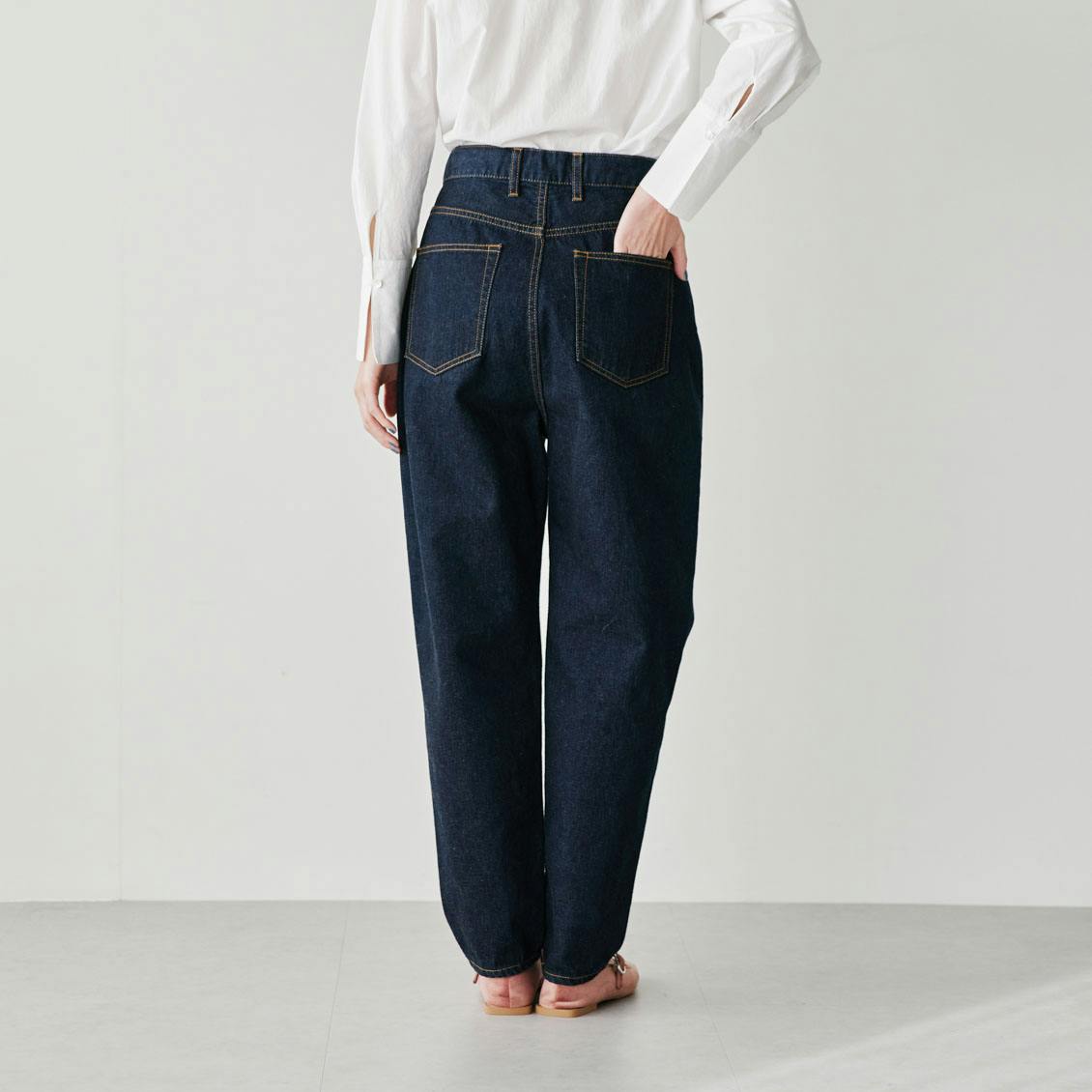 カジュアルすぎない大人顔」新定番のテーパードデニム（Sサイズ / M