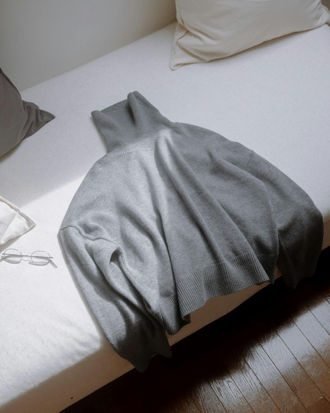 やわらかに包むカシミヤシルク混のタートルネックニット - 北欧