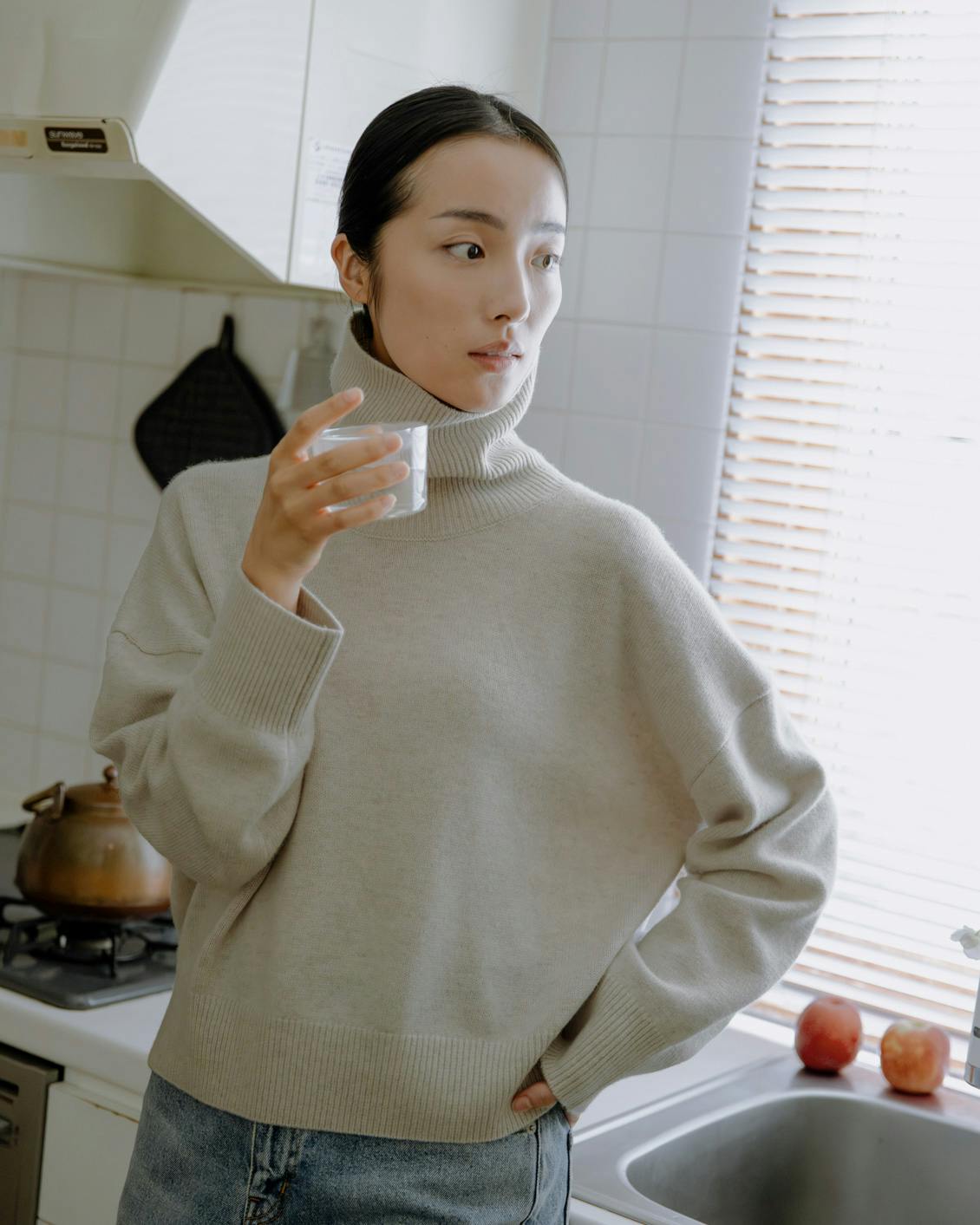 やわらかに包むカシミヤシルク混のタートルネックニット - 北欧