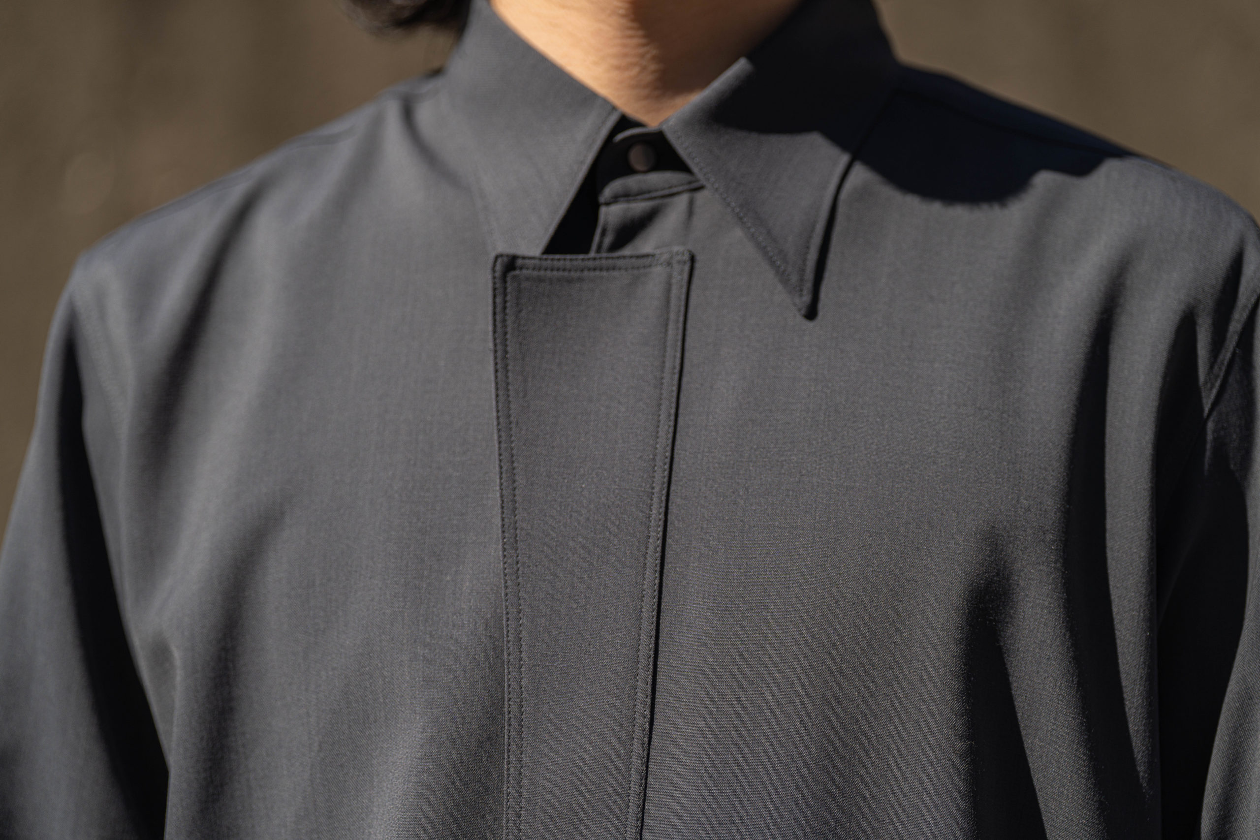 イレニサのオーナメンタル フライフロントシャツ | HUES 福岡セレクト