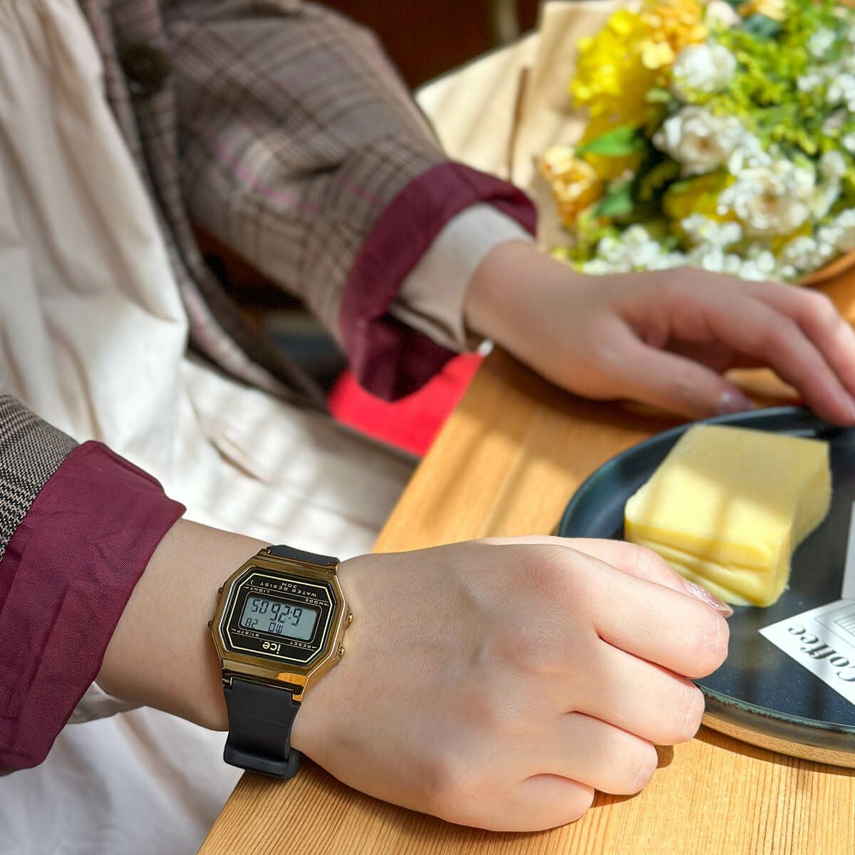 ICE digit retro - ブラックゴールド - スモール | アイスウォッチ公式