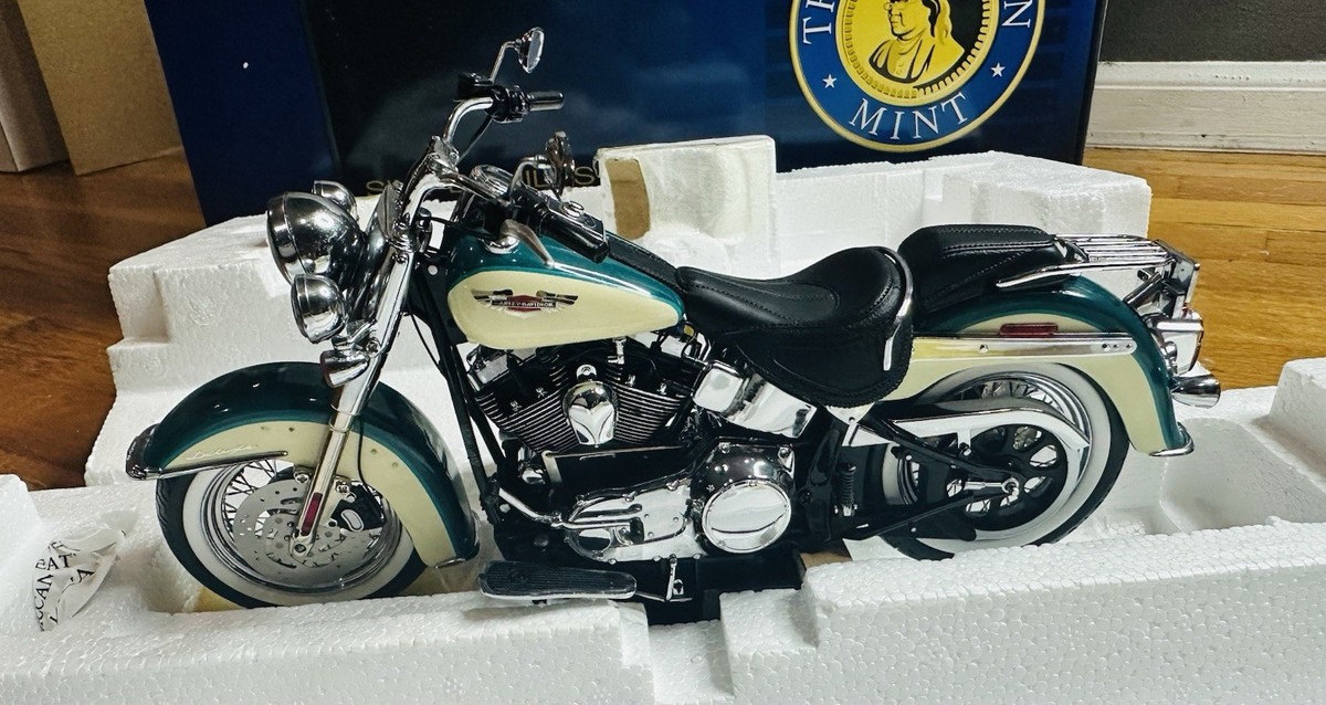 Franklin Mint Harley Davidson 2009 Softail Deluxe Green/white 1/10
