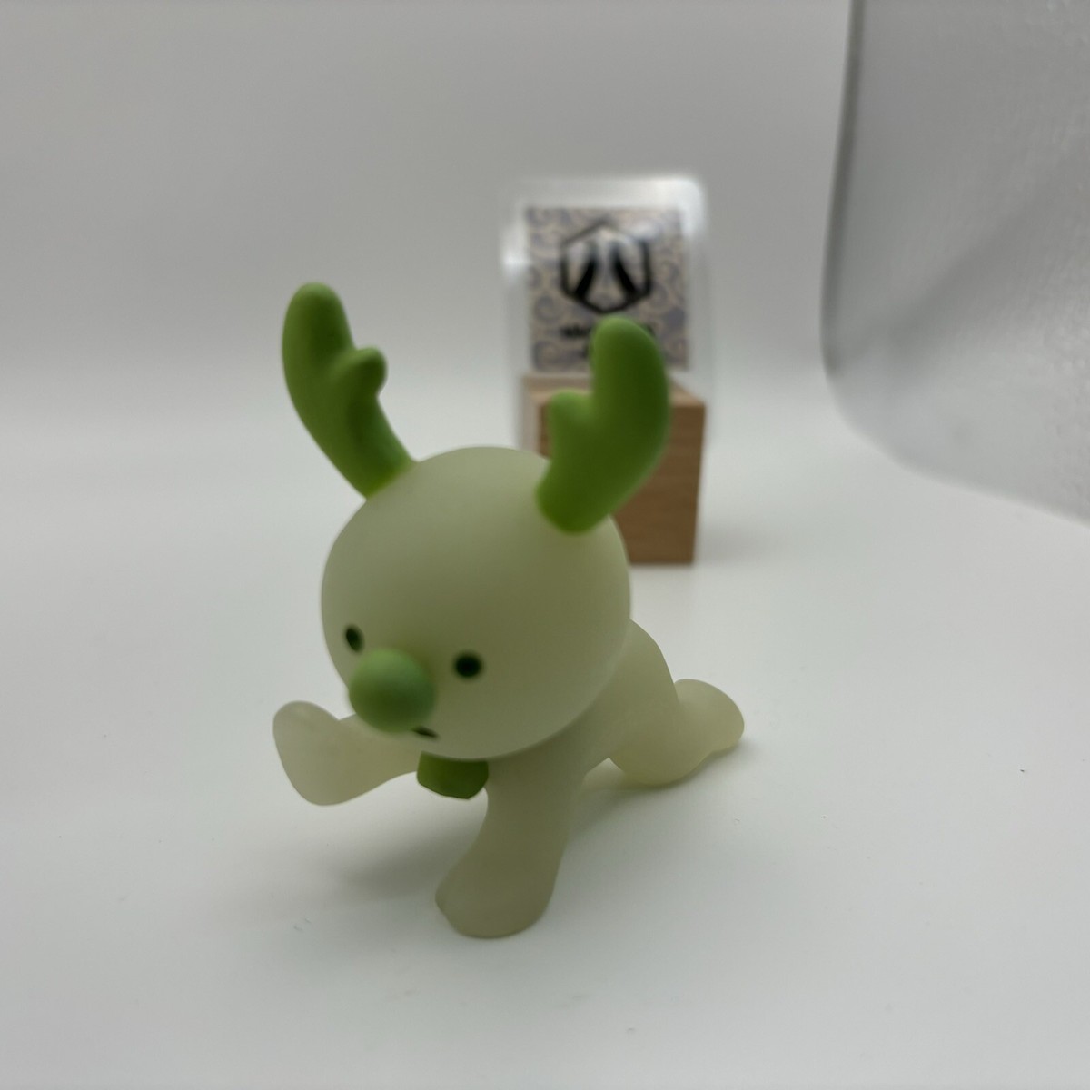 SMISKI Series 1 Secret Christmas Limited Reindeer Figure GLOW IN