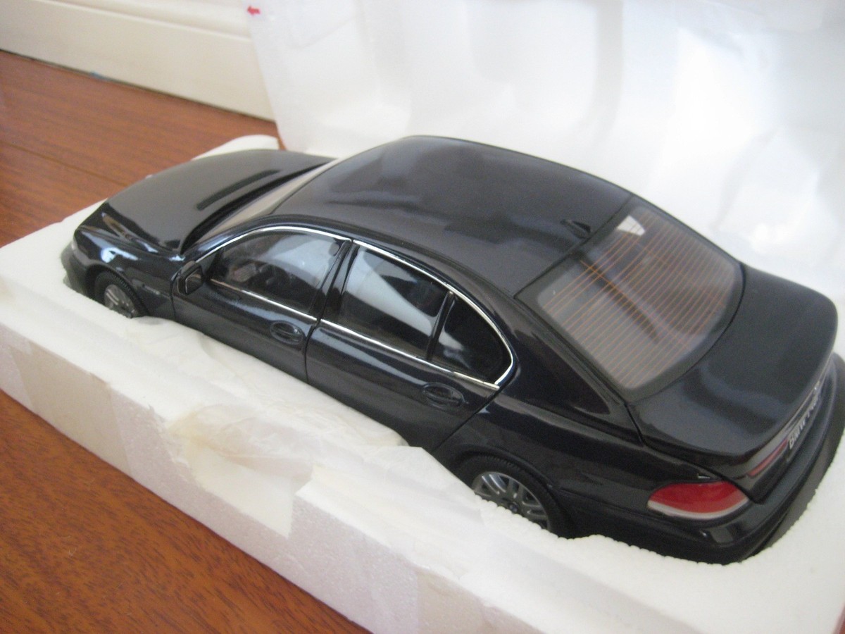 1:18 BMW Kyosho 745i (E65) Diecast Model Car- Dark Blue BRAND NEW