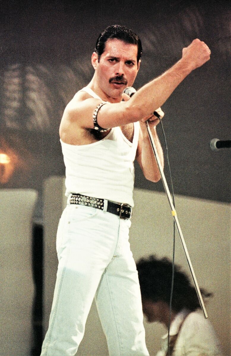 QUEEN /FREDDIE MERCURY in concert at LIVE AID Wembley 1985! 60