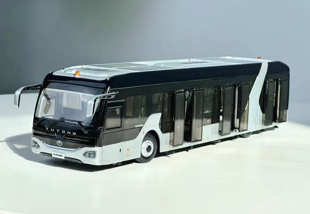 1/43 China Yutong Airport shuttle bus Dealer diecast model No