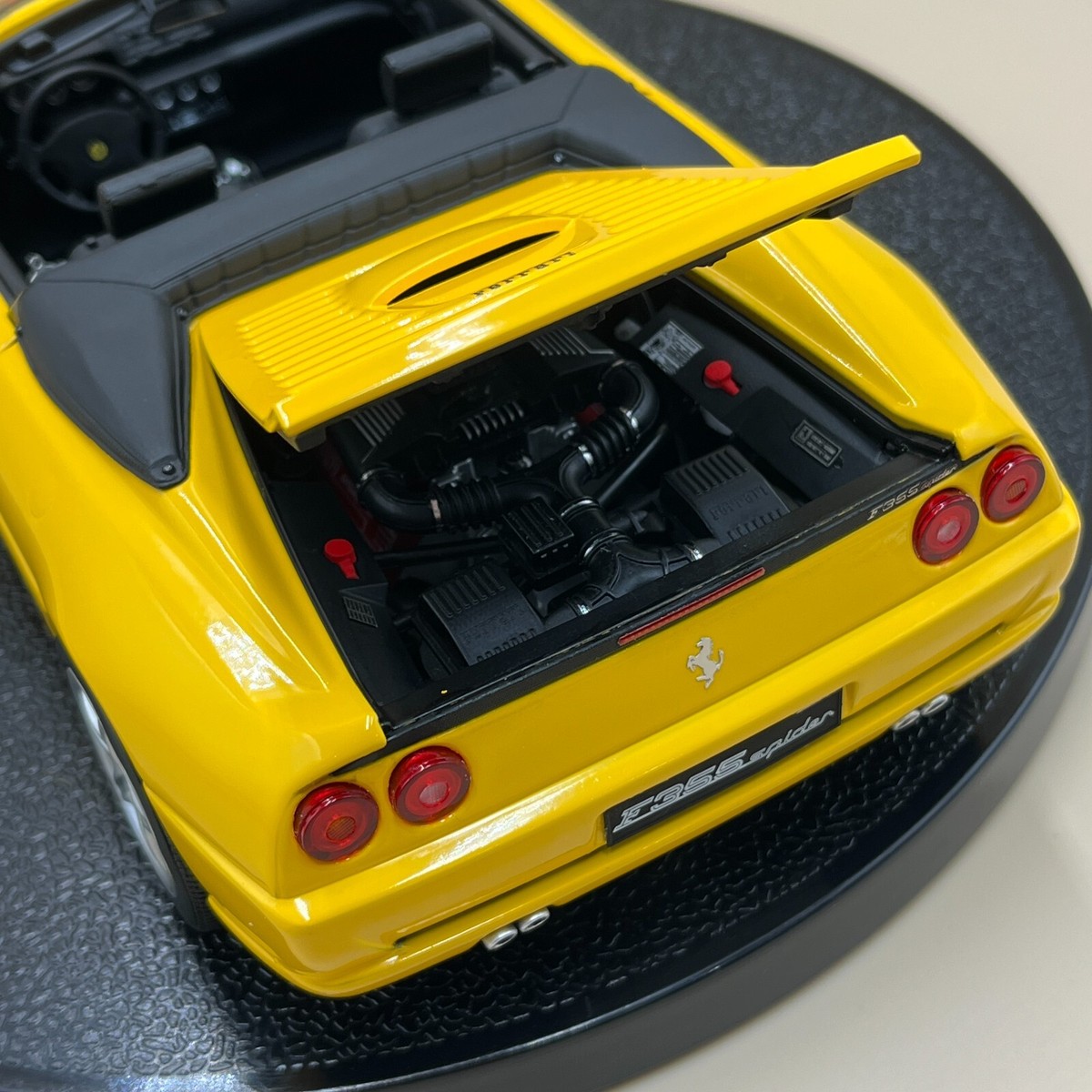 Hot Wheels Elite 1/18 Ferrari F355 spider yellow BLY35 diecast