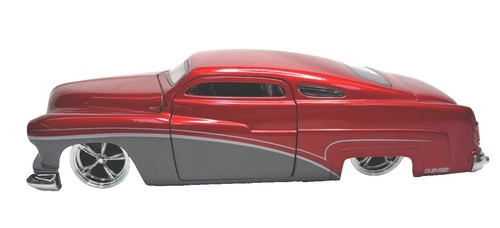 Jada 1:24 Red M&M's Figure & 1965 Ford Econoline Delivery Van