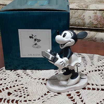 Disney~WDCC~PUPPY LOVE~MINNIE MOUSE~OH, IT'S SWELL!~41325/1028777