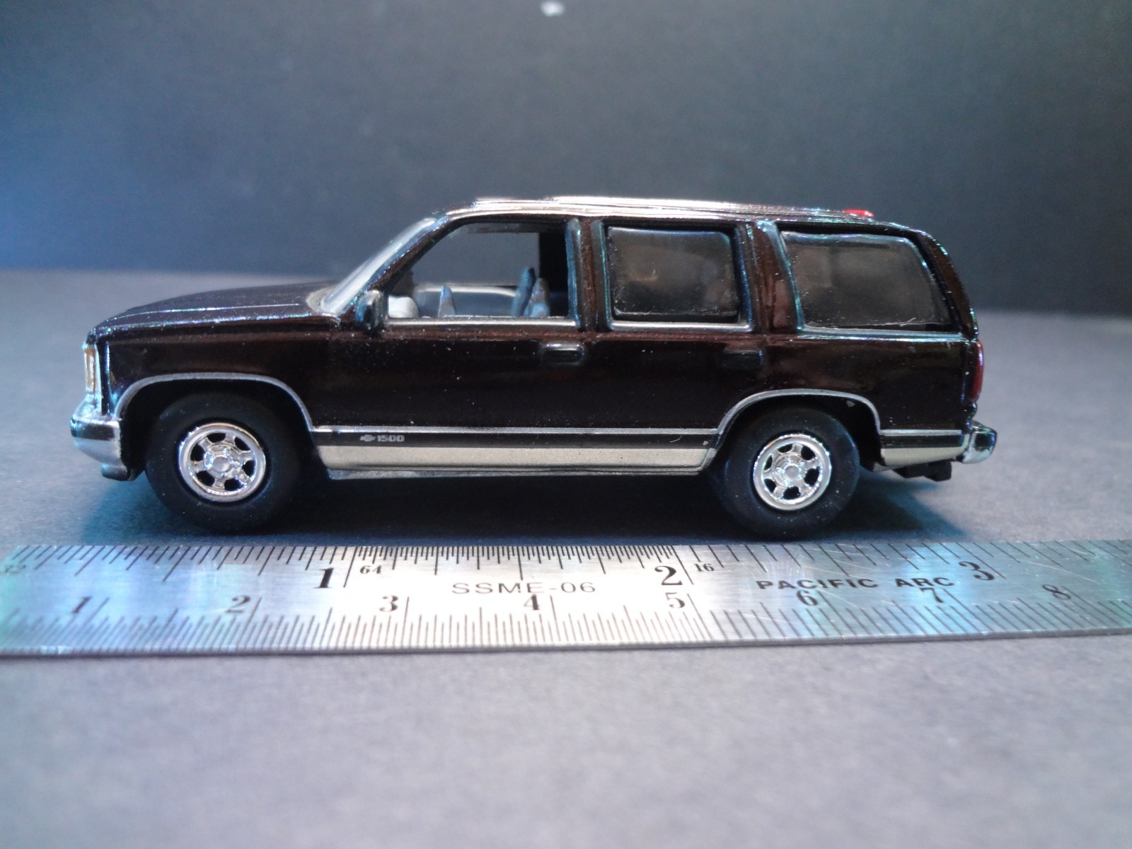 Johnny Lightning 1997 Chevrolet Tahoe check for paint problem