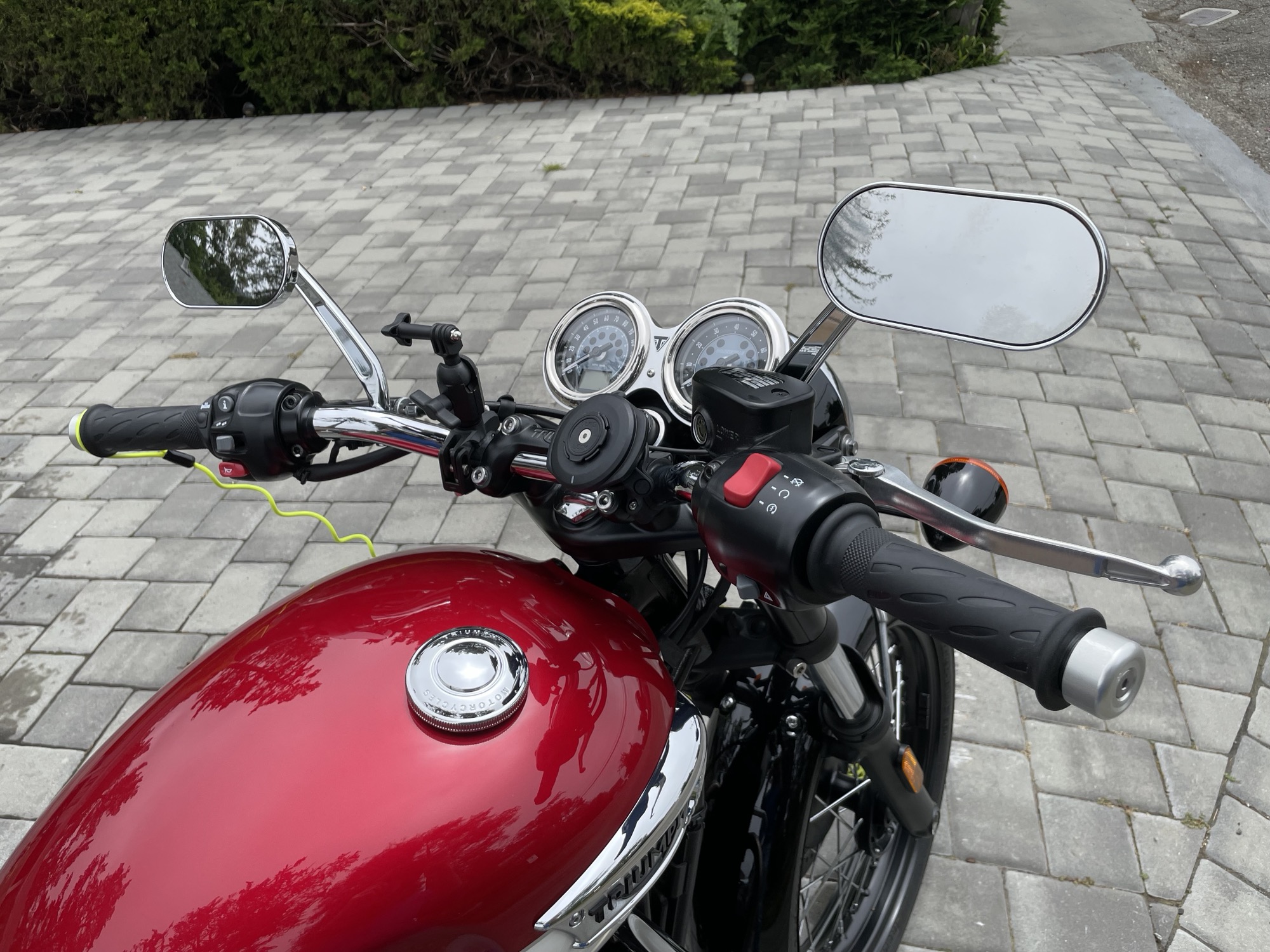 Bonneville T100 のトライアンフオーバルミラー : r/Triumph