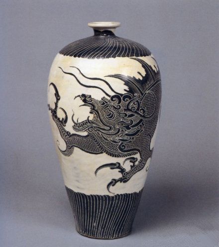 宋--磁州窑--黑剔花龙纹梅瓶高40.5cm，口径6.2cm，足径10.9cm。日本