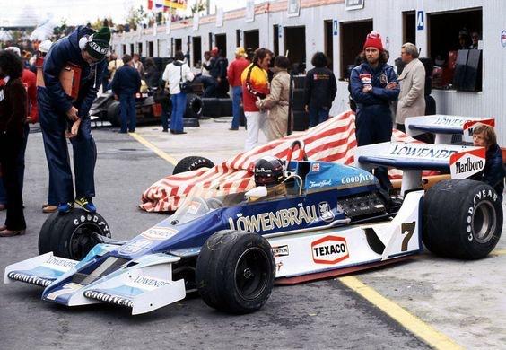 1978年の最後のレースで、ジェームズ・ハントがチームのために青い