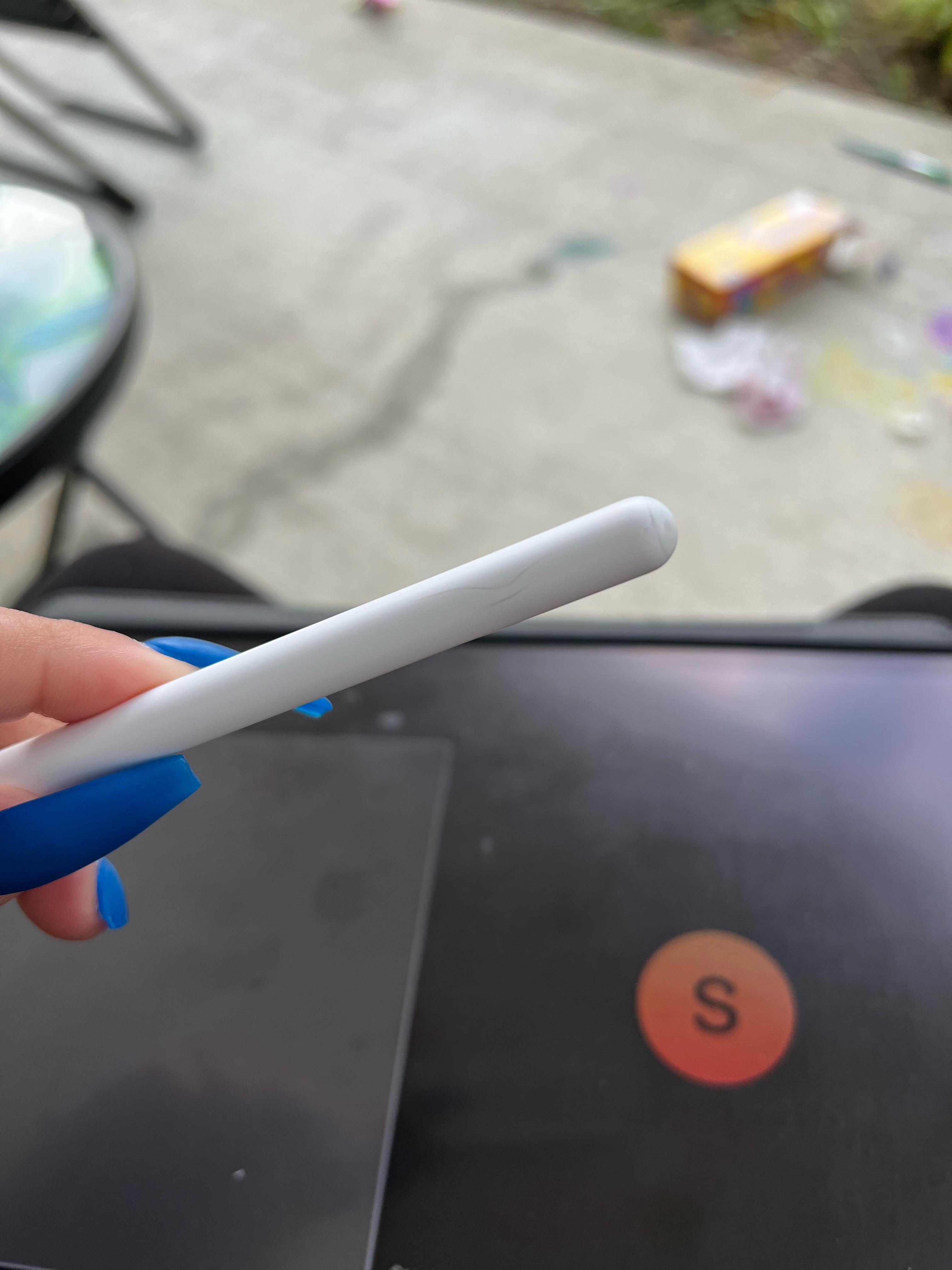 アップルペンシルにこんなヒビが入ってるんだよね。バッテリーが膨張し