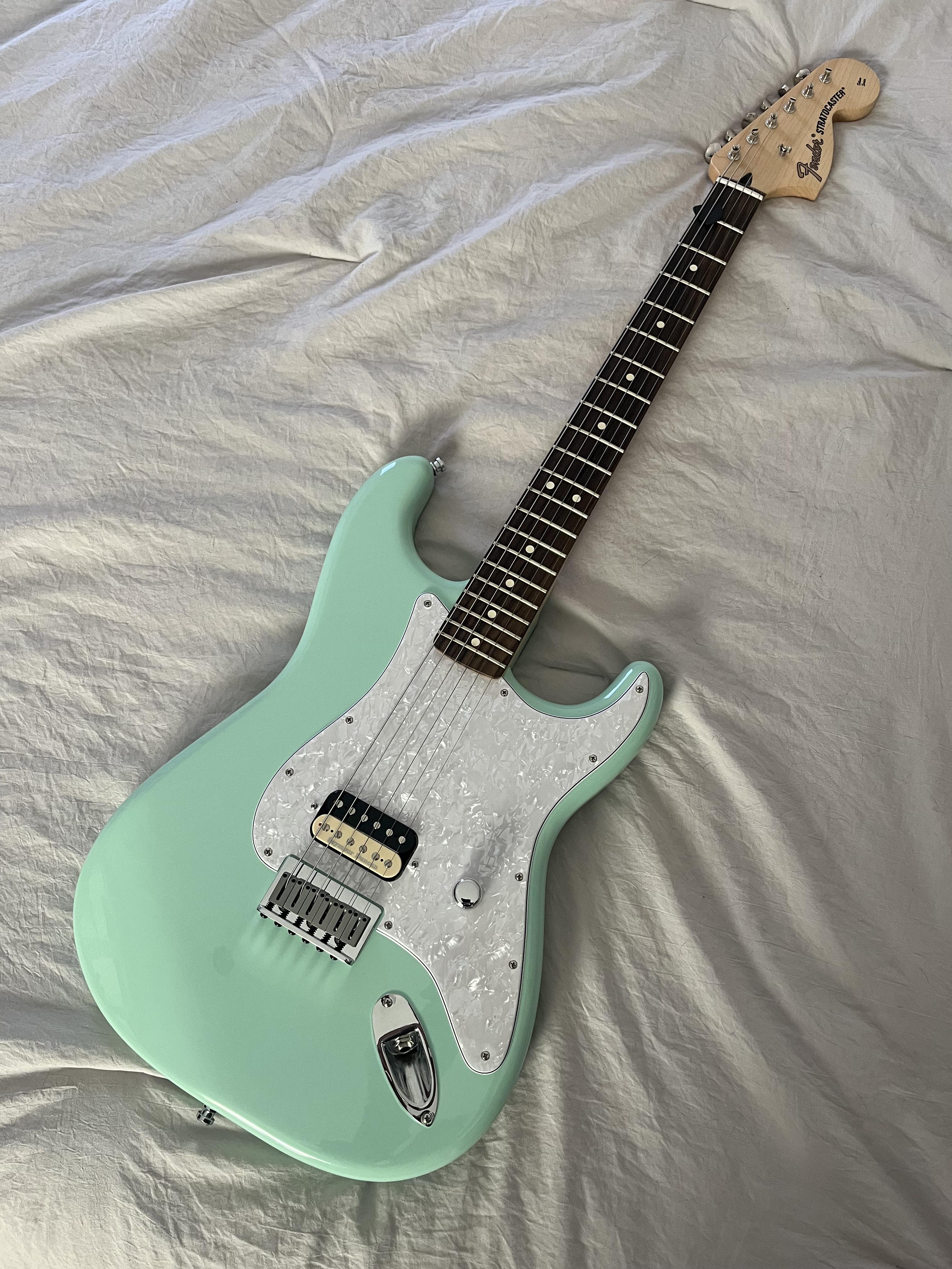 Tom Delonge Stratocaster with Seymour Duncan Distortion : r