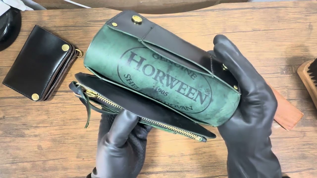 ホーウィン社シェルコードバン トラッカーウォレットになります