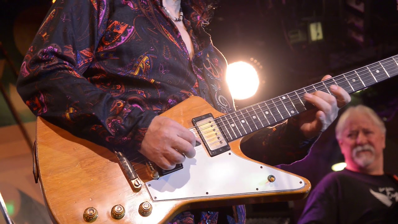 Mr.Kishida played Gibson Explorer 1958 Sawed off top at Nancy