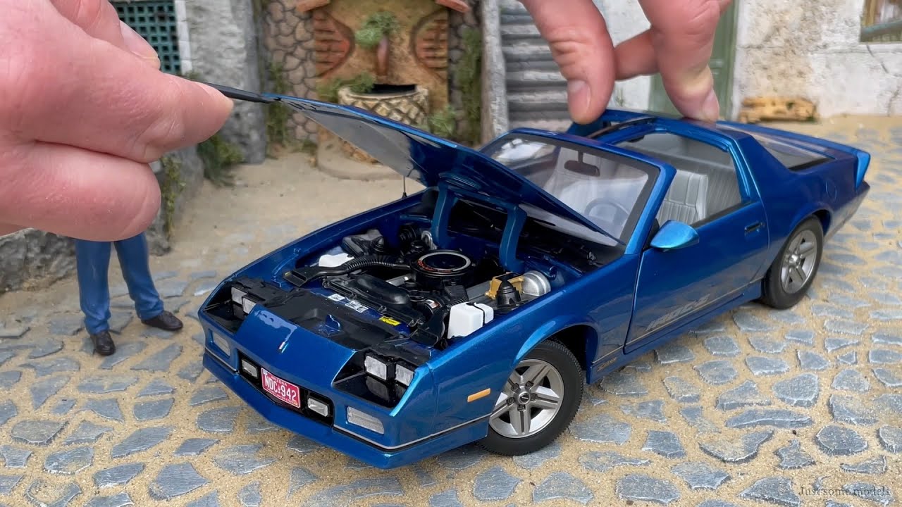 1:18 Chevrolet Camaro IROC-Z Z28 5.0L HO '85, bright blue
