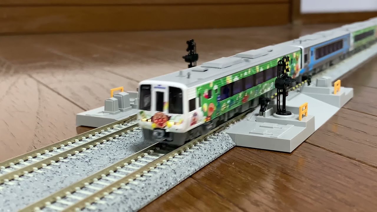 Nゲージ JR四国 2000系アンパンマン列車 南風・宇和海 - YouTube