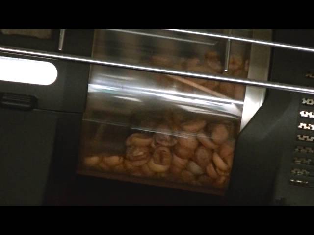 焙煎機能付き全自動コーヒーメーカーのデモンストレーション - YouTube