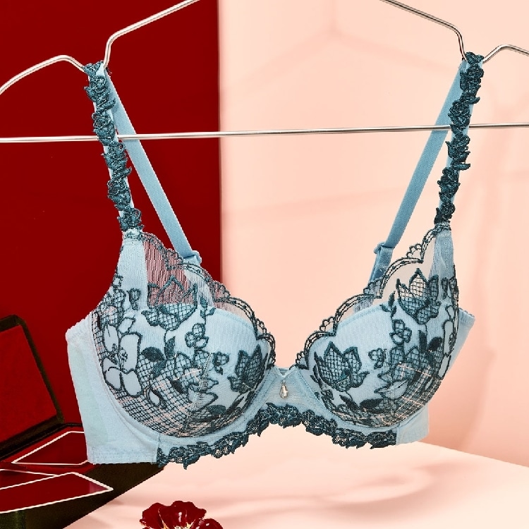 トリンププレミアム レッドレーベル 天使のブラ 魔法のハリ感 0093