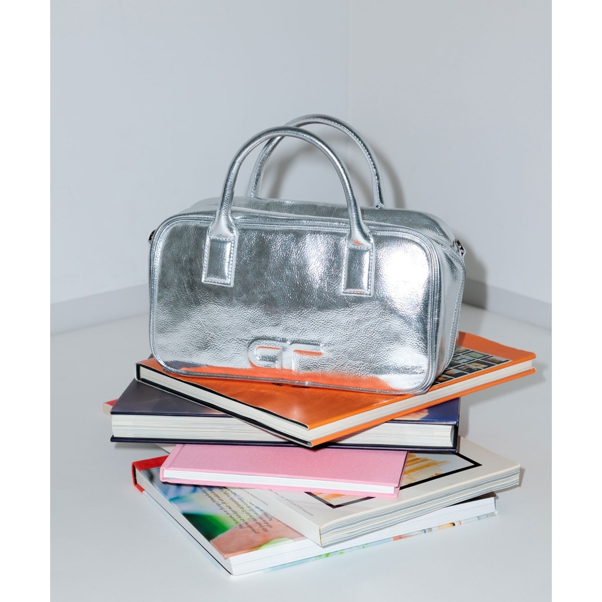 再入荷・サステナブル・一部WEB限定カラー】ロゴスクエアボストン