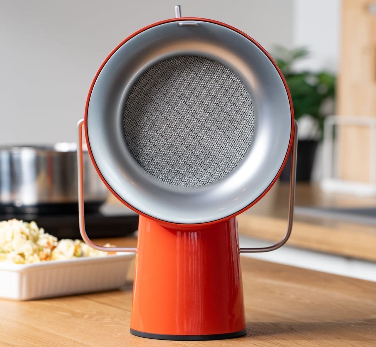 どこにでも置けるポータブル換気扇「AirHood」 例えば“テーブル焼肉”が