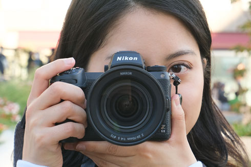 快適に進化したニコンの主力ミラーレス一眼「Z 6II」 ファインダーが