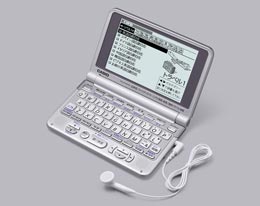 カシオ、海外旅行に役立つ“大人の”電子辞書：7カ国語対応モデルと100