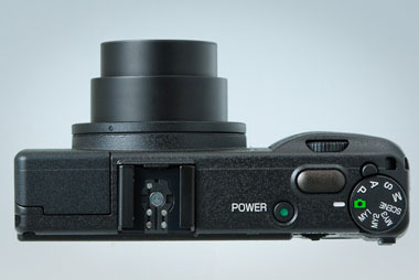 明るい単焦点レンズを持つスナップデジカメ――リコー「GR DIGITAL III