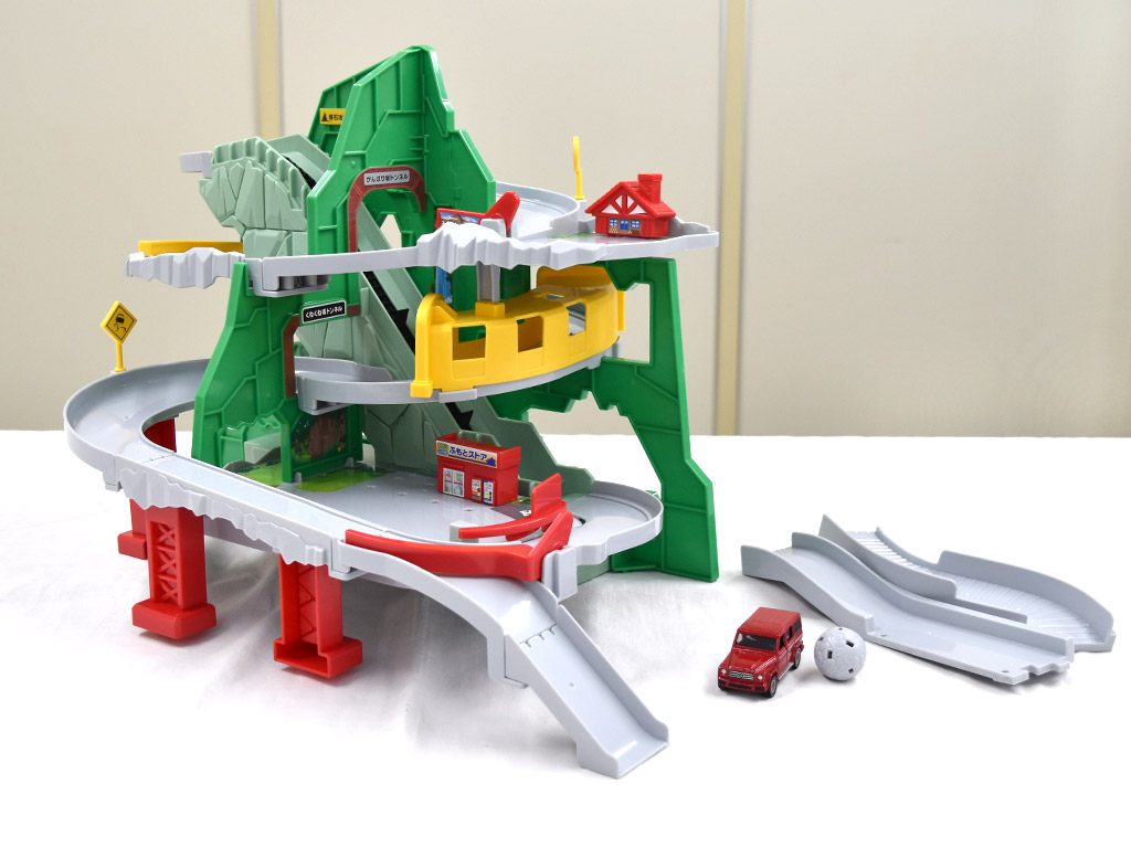 トミカ『トンネルくぐって！やまのぼりドライブ』で、ドライブを満喫