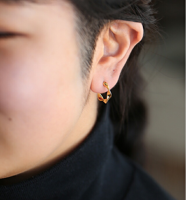Baqless (バックレス) ピアス エンブレイス ウェイビー ゴールド