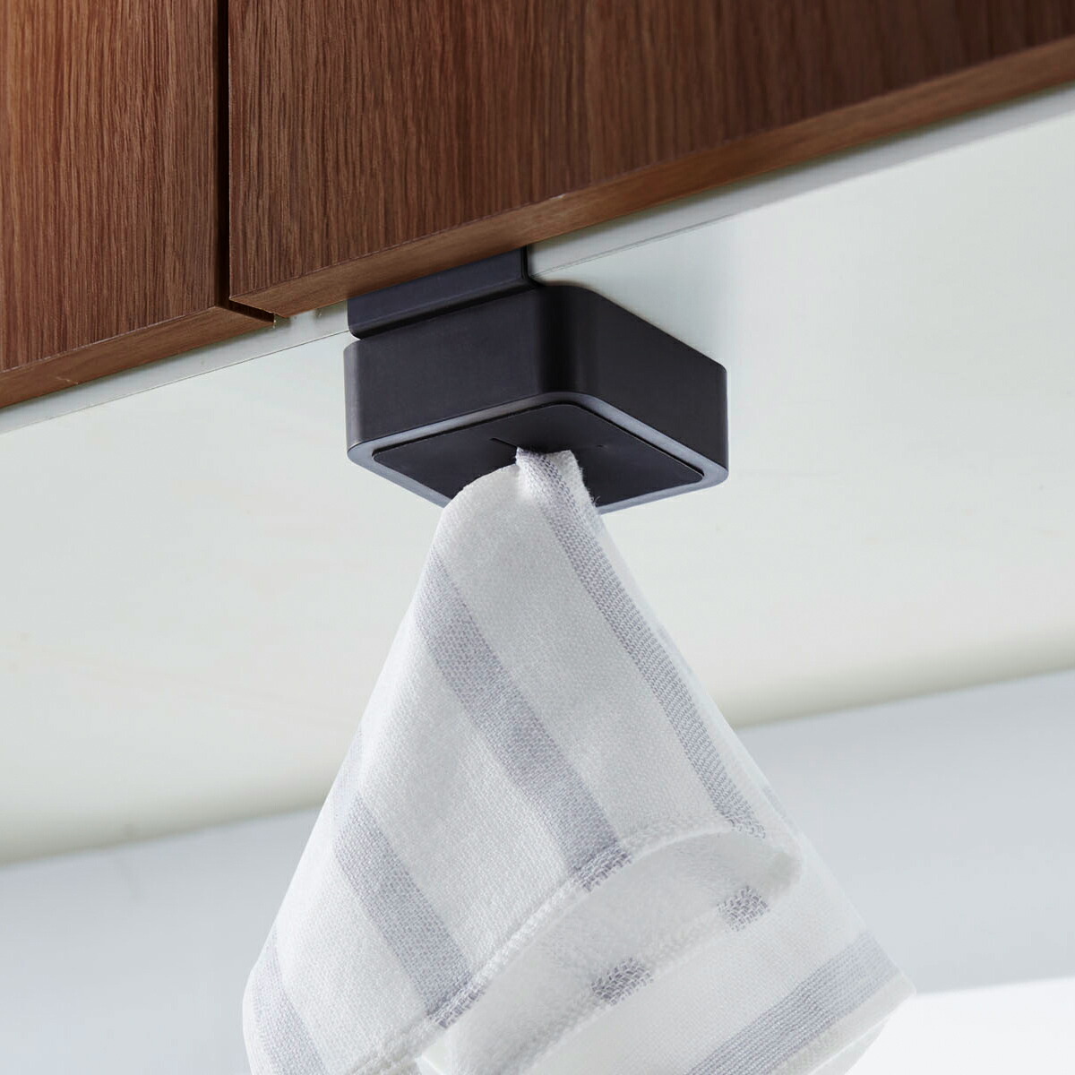 楽天市場】［ tower / タワー シンク扉タオルホルダー ］タオル