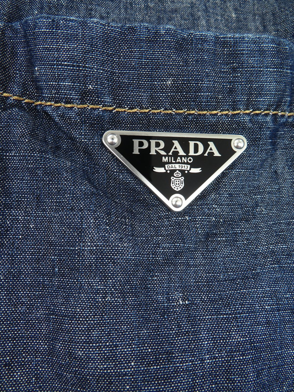 PRADA】プラダ『三角ロゴ トライアングルプレート シャンブレー