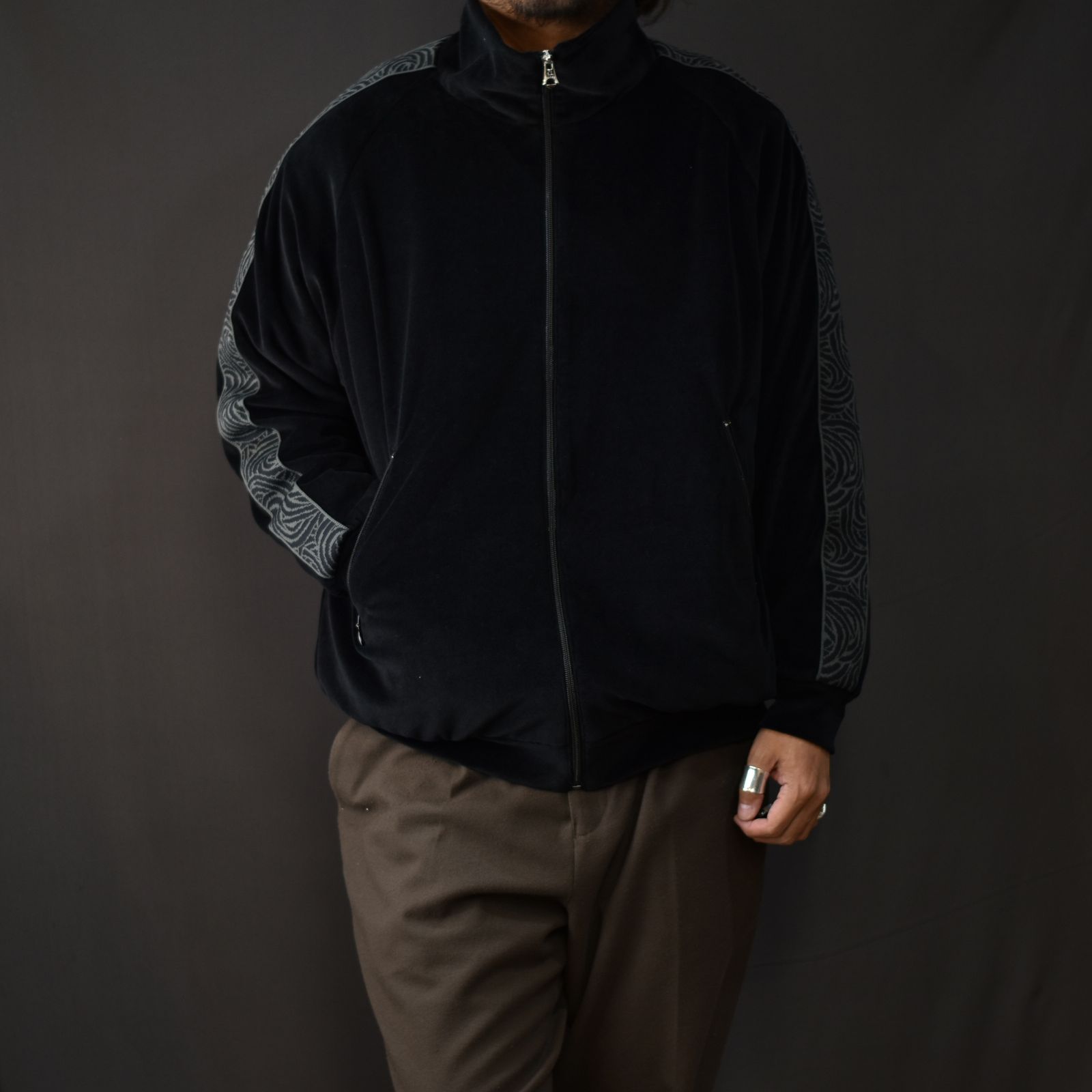 CALEE - VELOUR TRACK JACKET ＜SPIRAL JACQUARD PATTERN＞ (BLACK