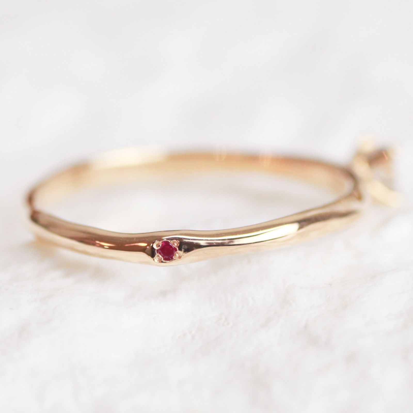 小さなダイヤモンドとお守りルビーのリングたち -little emblem